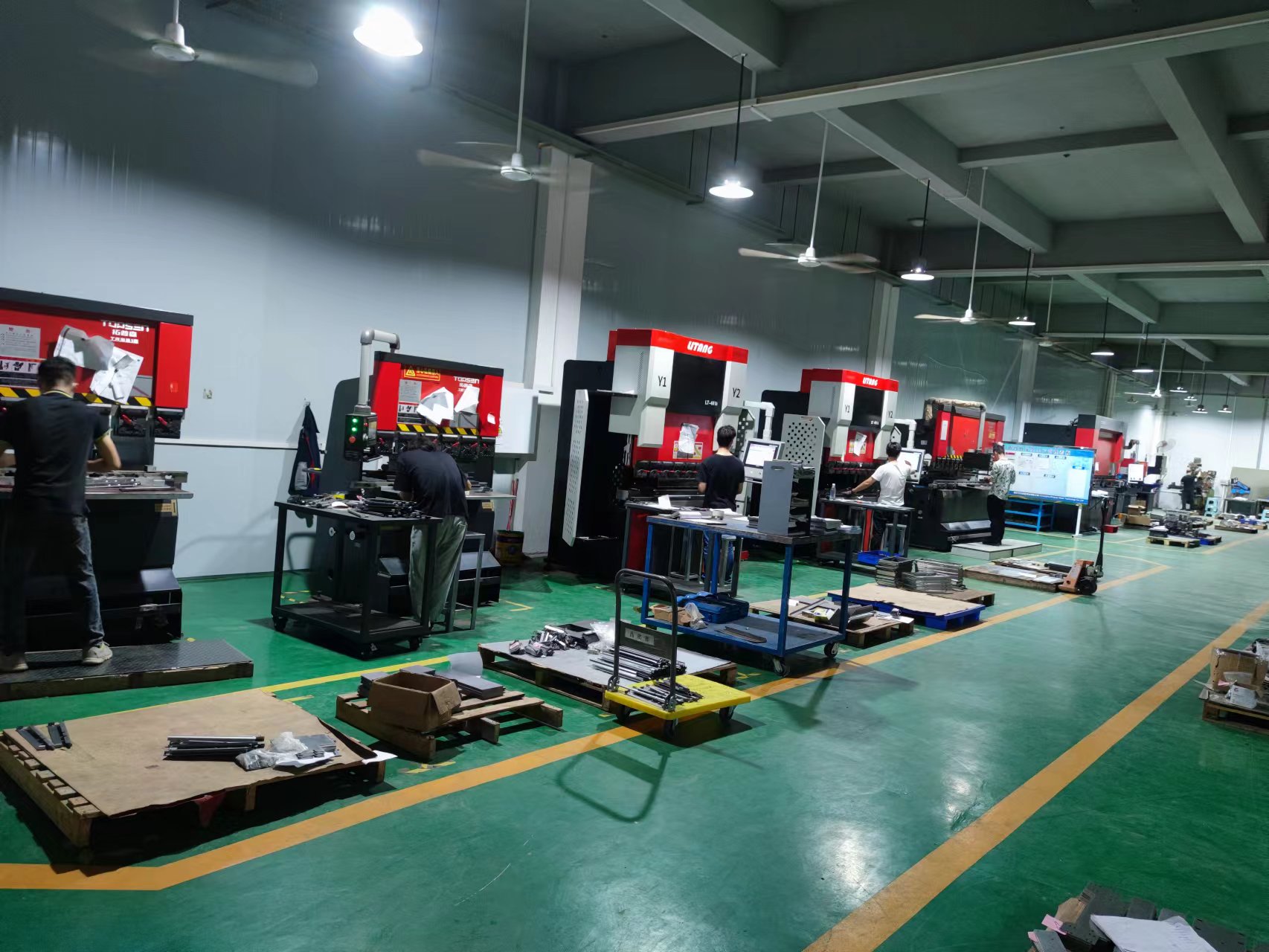 重慶銘諾金屬制品精密醫(yī)療器械鈑金生產(chǎn)車(chē)間